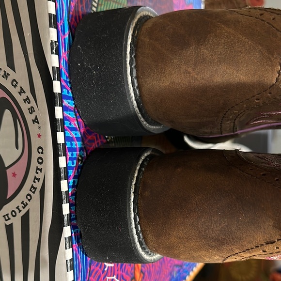 NWB Justin Boots Pink and Brown Heeled Boots with Embroidered Design - Picture 5 of 10